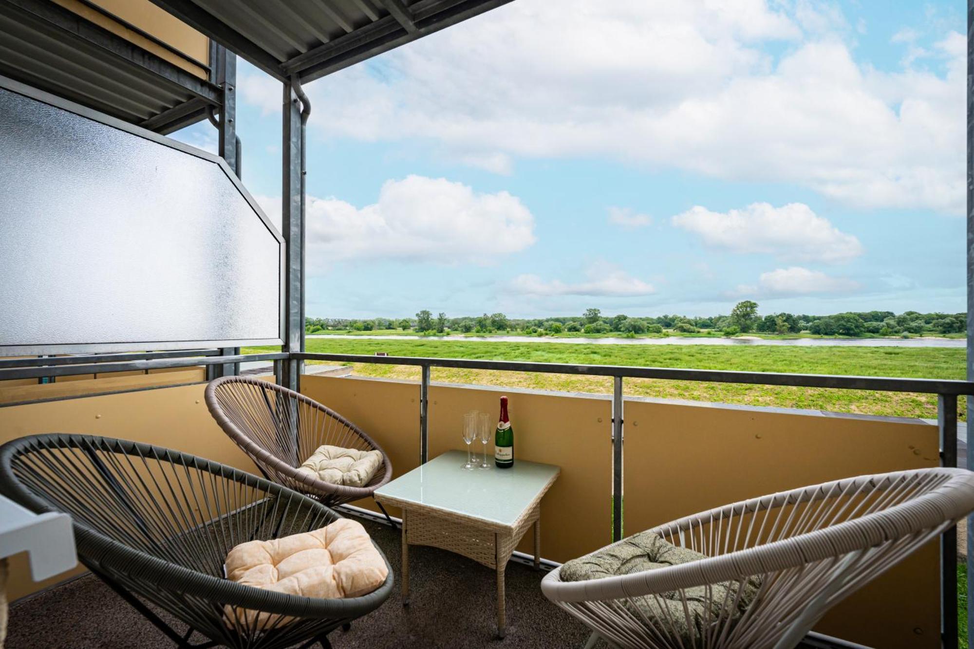 Zauberhafte Ferienwohnung In Barby Balkon Mit Elbblick Am Elbe-Saaleradweg Exterior foto